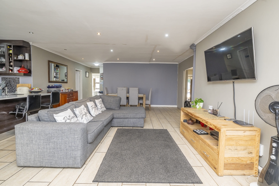 3 Bedroom Property for Sale in Uitzicht Western Cape